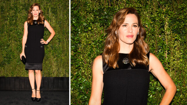 KNALLFLOTT: Jennifer Garner går kanskje igjennom en opprivende skilsmisse, men tirsdag kveld tok hun seg bedre ut enn noensinne ifølge Too Fab. 43-åringen strålte i en klassisk kjole, trolig fra Chanel, på motehusets middag i L.A. Foto: NTB Scanpix KNALLFLOTT: Jennifer Garner går kanskje igjennom en opprivende skilsmisse, men tirsdag kveld tok hun seg bedre ut enn noensinne ifølge Too Fab. 43-åringen strålte i en klassisk kjole, trolig fra Chanel, på motehusets middag i L.A. Foto: NTB Scanpix